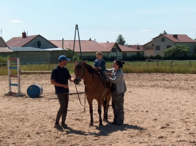 Ostatnia w tym przedszkolnym roku wycieczka Radosnych Maluchów na koniki.
