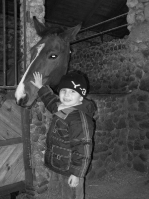 Na konikach oczami dzieci czarno-białe